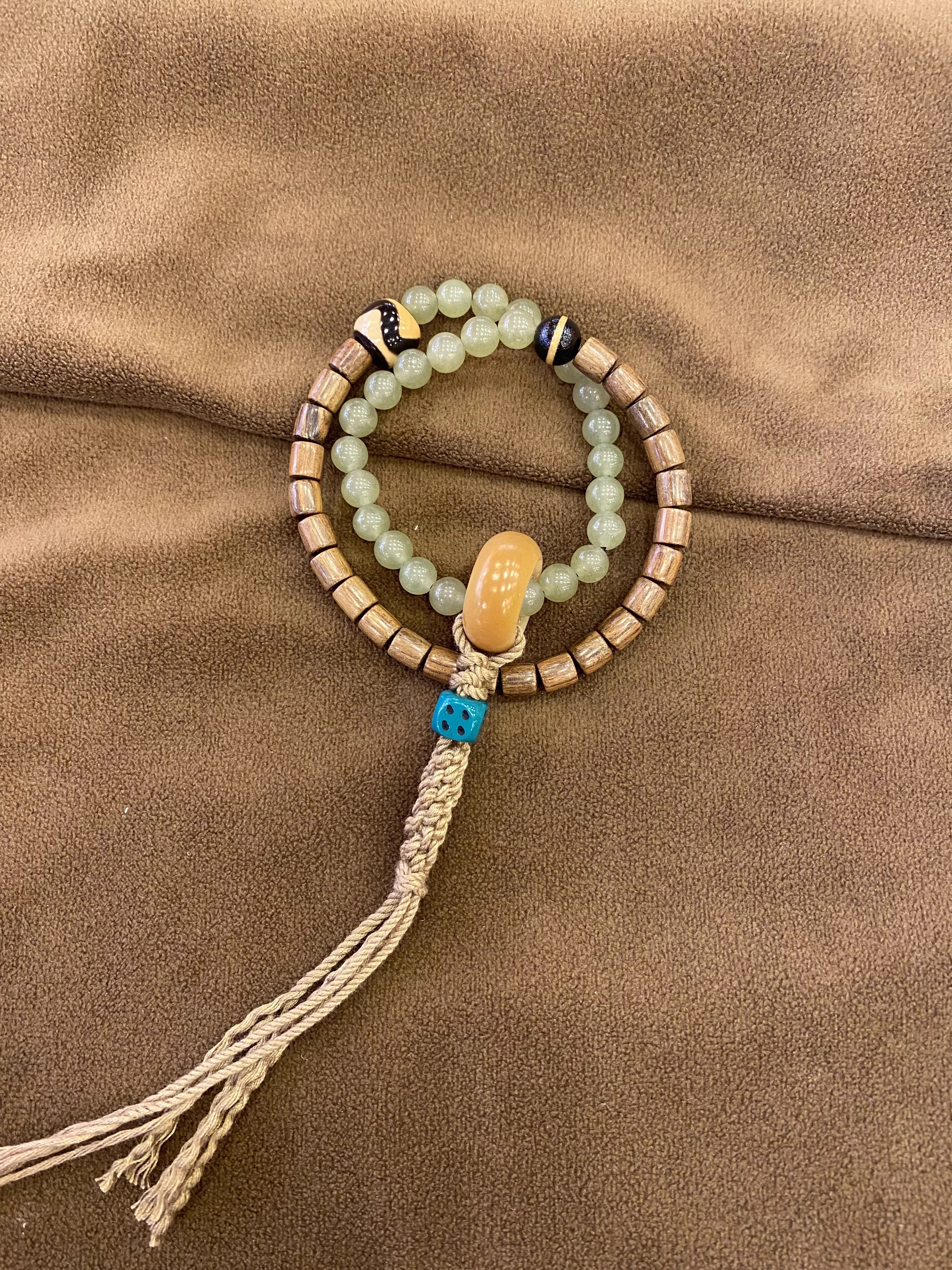 Image 3: Bracelet à double boucle en bois et jade avec pompon