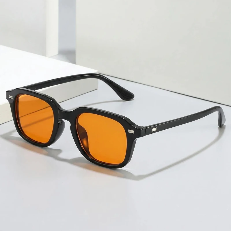 Retro-Sonnenbrille mit Metallnieten, UV400, leichte, schlanke, rechteckige Sonnenbrille für Männer und Frauen, zum Fahren, modische Alltagsbrille