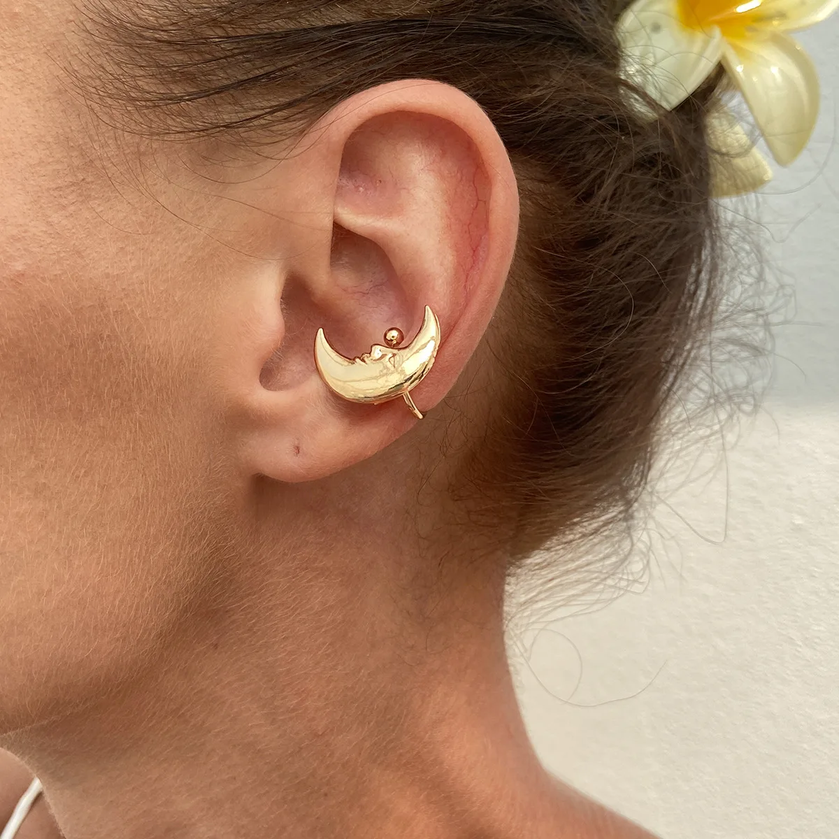 Ocean Shell Star Moon Ear Cuff Minimalist Floral Design Non Piercing Clip on Earrings for Women Versatile Beach Vacation
