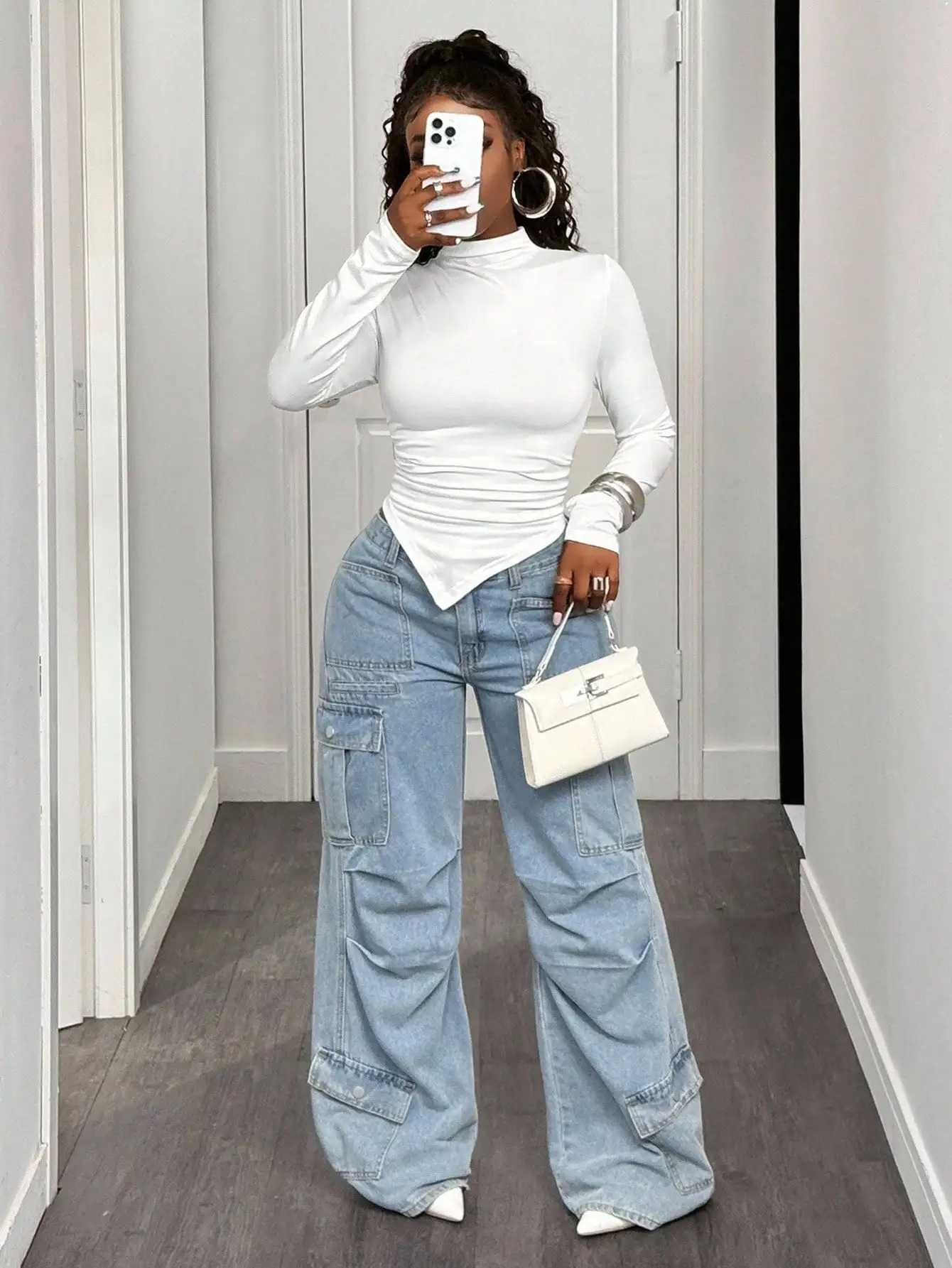 

Женский однотонный белый топ с высоким воротником, асимметричным подолом и длинными рукавами