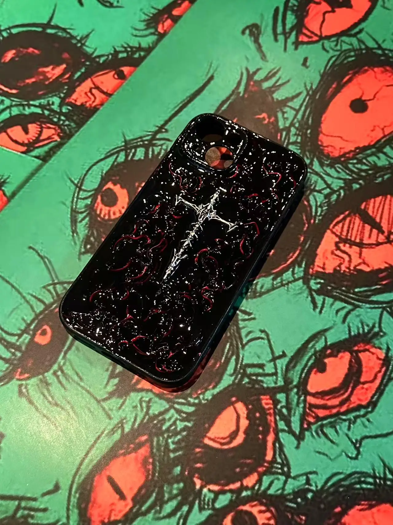 Y2K Gothic Cross iPhone Hülle für iPhone 16 Pro Max, 15, 14, 12 Mini, 11. Handgefertigte Horror-Punk-Handyhülle, gruselige iPhone 17-Hülle.