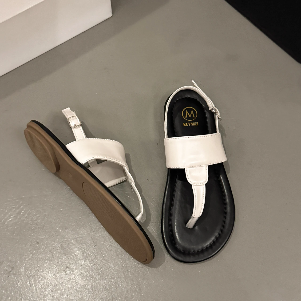 2025 صيف جديد مصمم الصنادل الجلدية للنساء بلون موضة عادية فليب يتخبط امرأة مشبك صندل بتصميم روماني حذاء امرأة