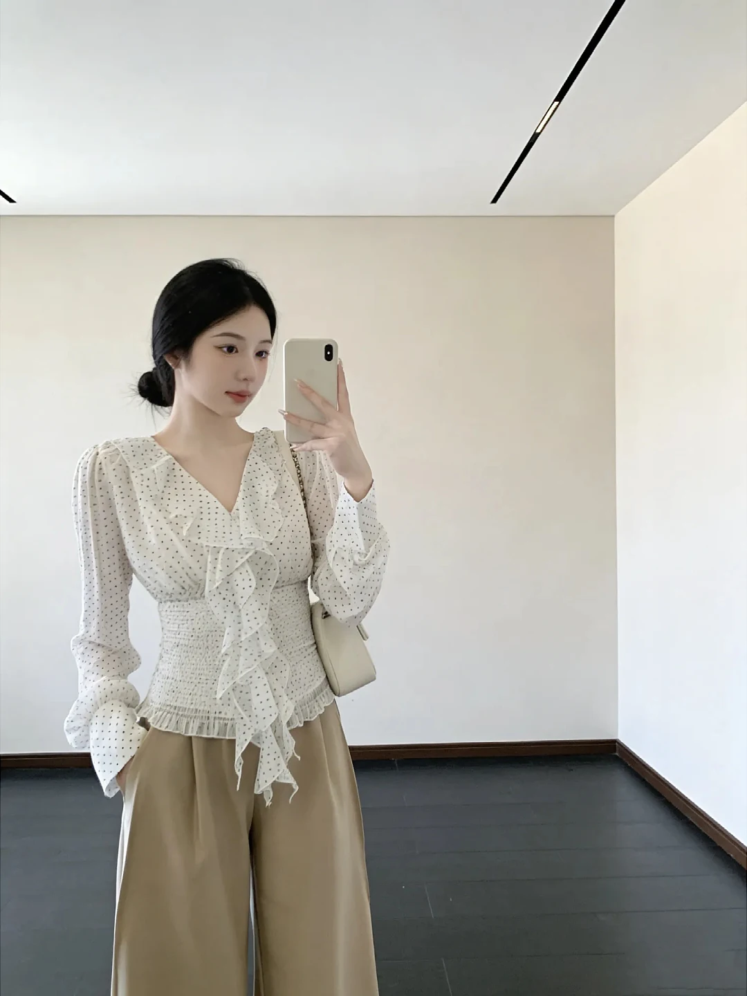 

Женская шифоновая блузка больших размеров в горошек с V-образным вырезом, длинным рукавом, стройнящая, с бантом, свободного кроя, в корейском стиле