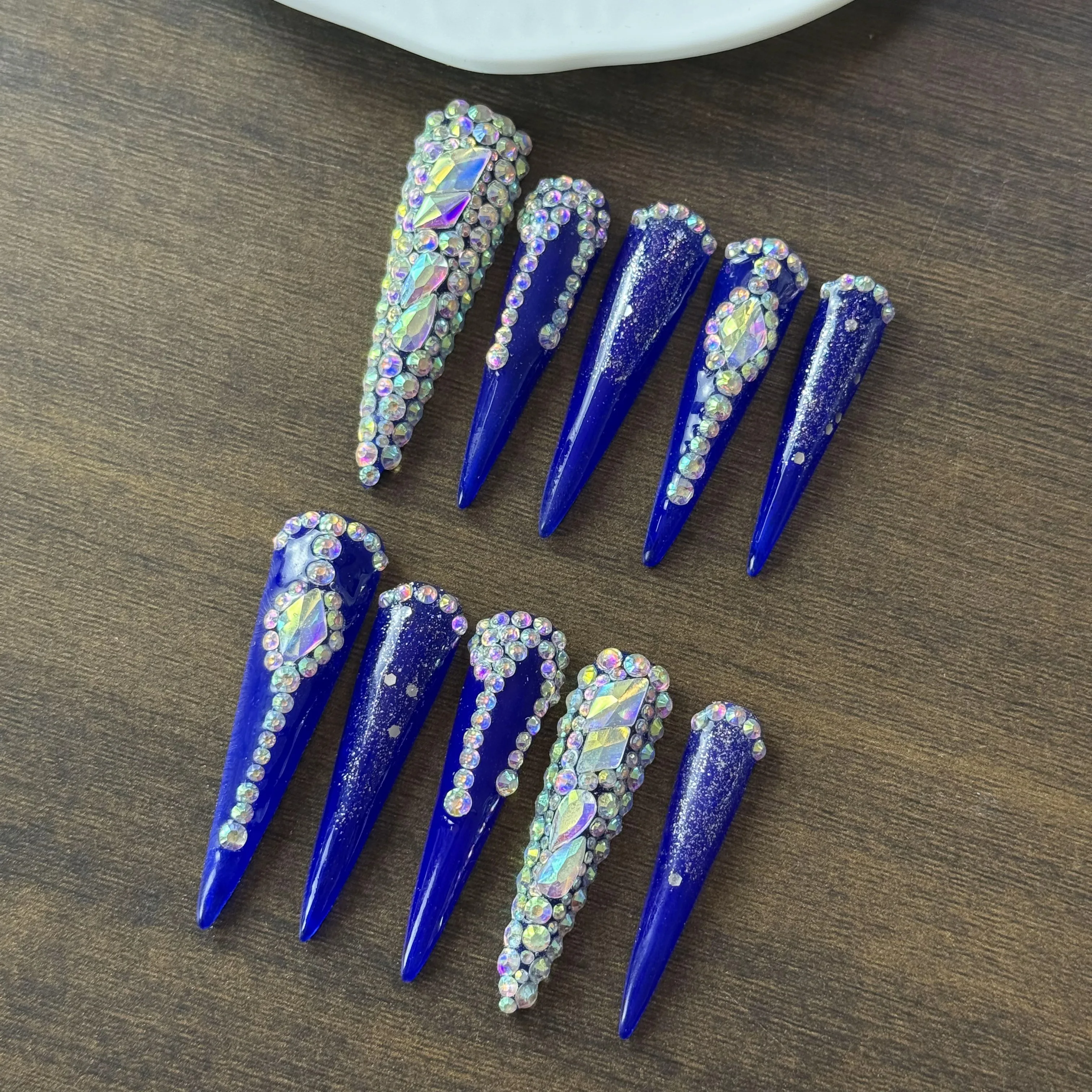 10 buah kuku palsu buatan tangan gaya wanita dewasa kelas atas, biru retro Klein, berkilau dengan berlian di seluruh permukaan