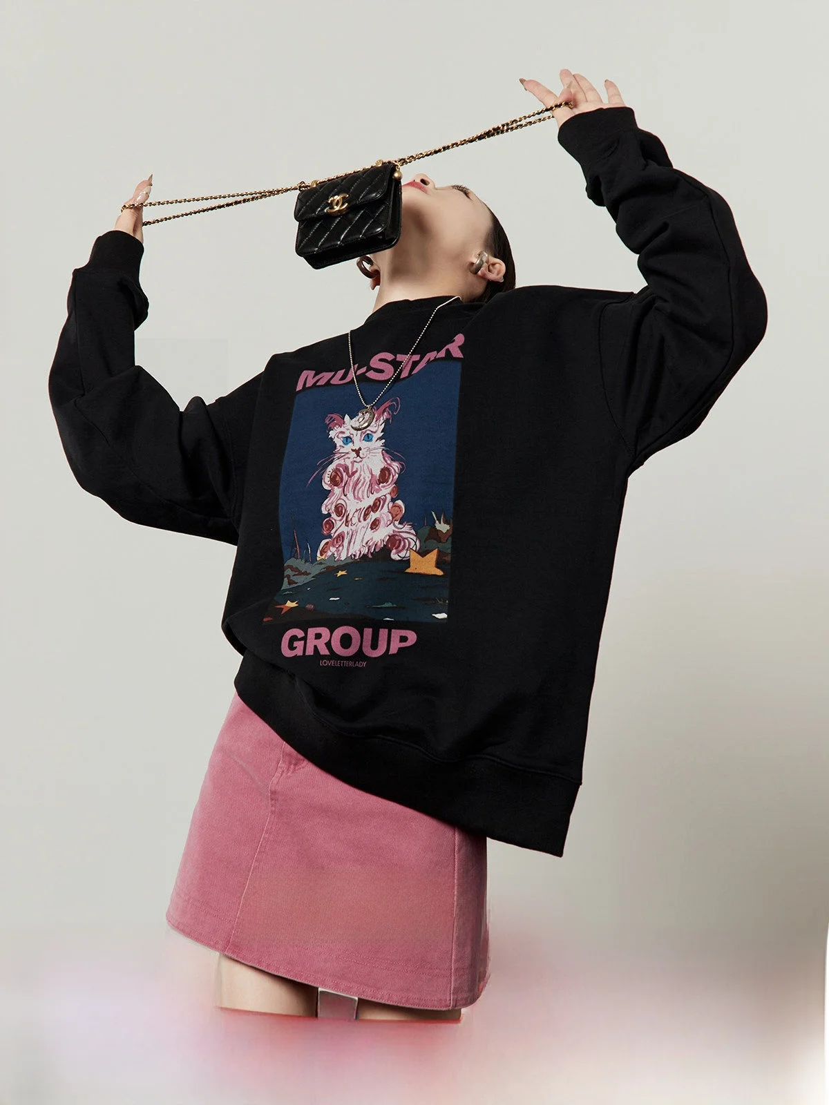 

Black Long Sleeve Printed Sweatshirt Women's Loose Casual Style Spring 2026 New Arrival Abstract Design Comfortable Fit