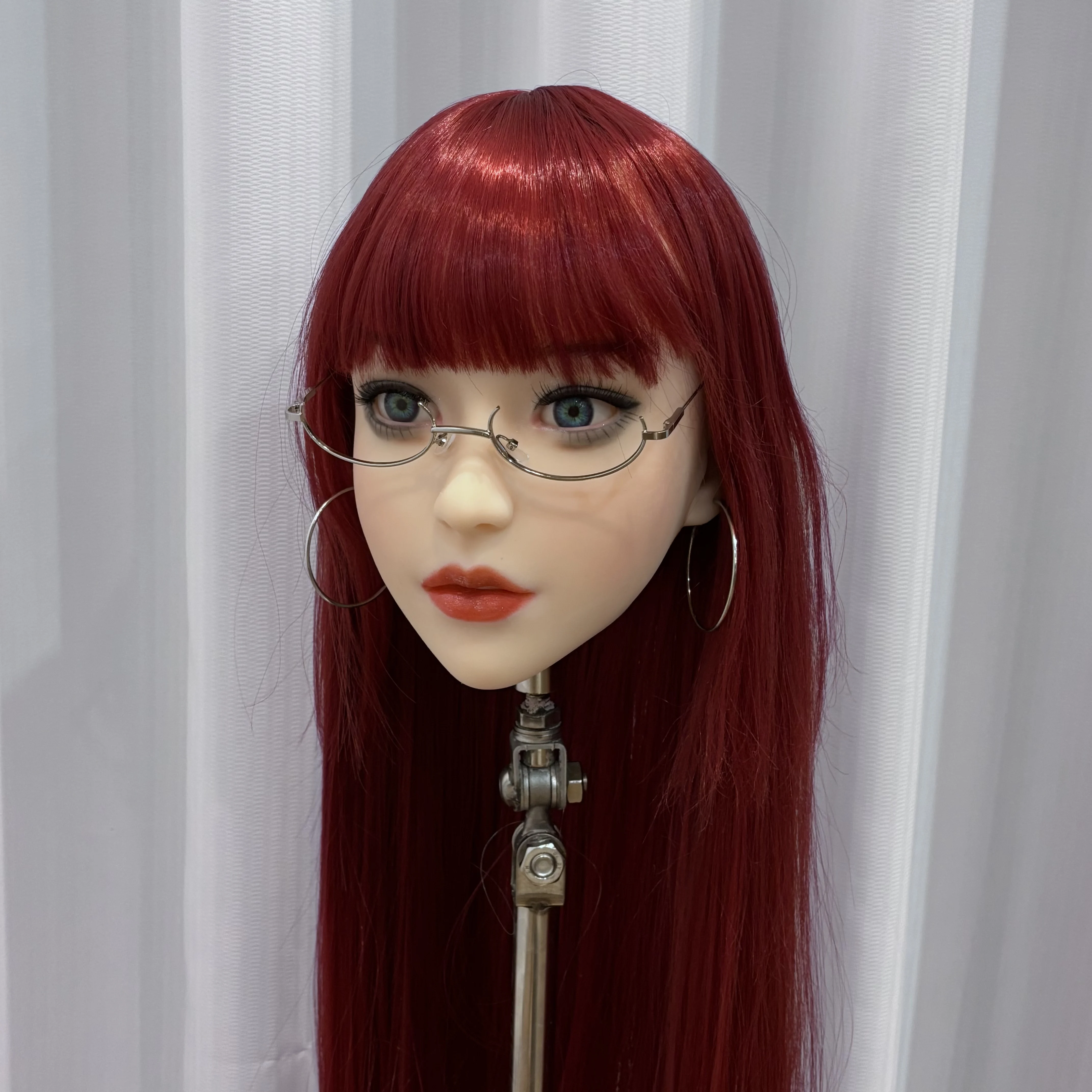 نسخة طبق الأصل 1:1 من نموذج رأس أنثى، رائع للغاية. مصنوعة من مادة TPE، بملمس ناعم. مصممة خصيصًا لمصففي الشعر