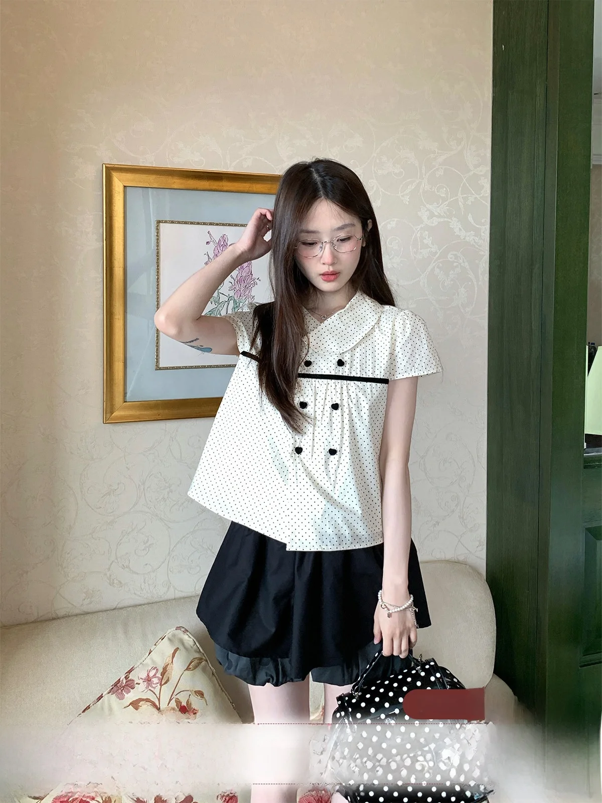 

Женская блузка в горошек с коротким рукавом, двойной застежкой на пуговицах, воротником-стойкой, приталенного кроя, в стиле Sweet Style, цвет Berlin Creamy, MUCHA Wood Tea