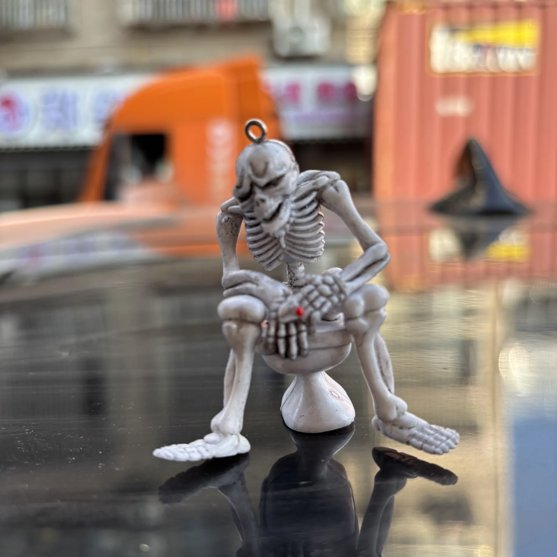 Kreativer Totenkopf-Toiletten-Geist-Schlüsselanhänger, Punk-Skelett, sitzender PVC-Schlüsselring, Auto-Anhänger, witziges Halloween-Geschenk, Retro, lustig – Detail 4