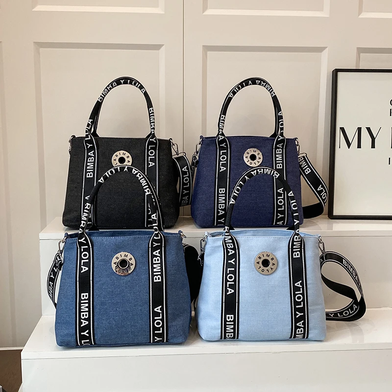 クリーム色のスエード素材のワンショルダーバッグ、柔らかくスタイリッシュで、ショッピング、日常使い、オフィス、通勤に最適です。