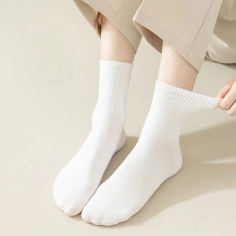 5 pares de calcetines para mujer, calcetines versátiles simples de Color sólido a la moda, calcetines cómodos, suaves y transpirables hasta media pantorrilla, calcetines finos resistentes al sudor