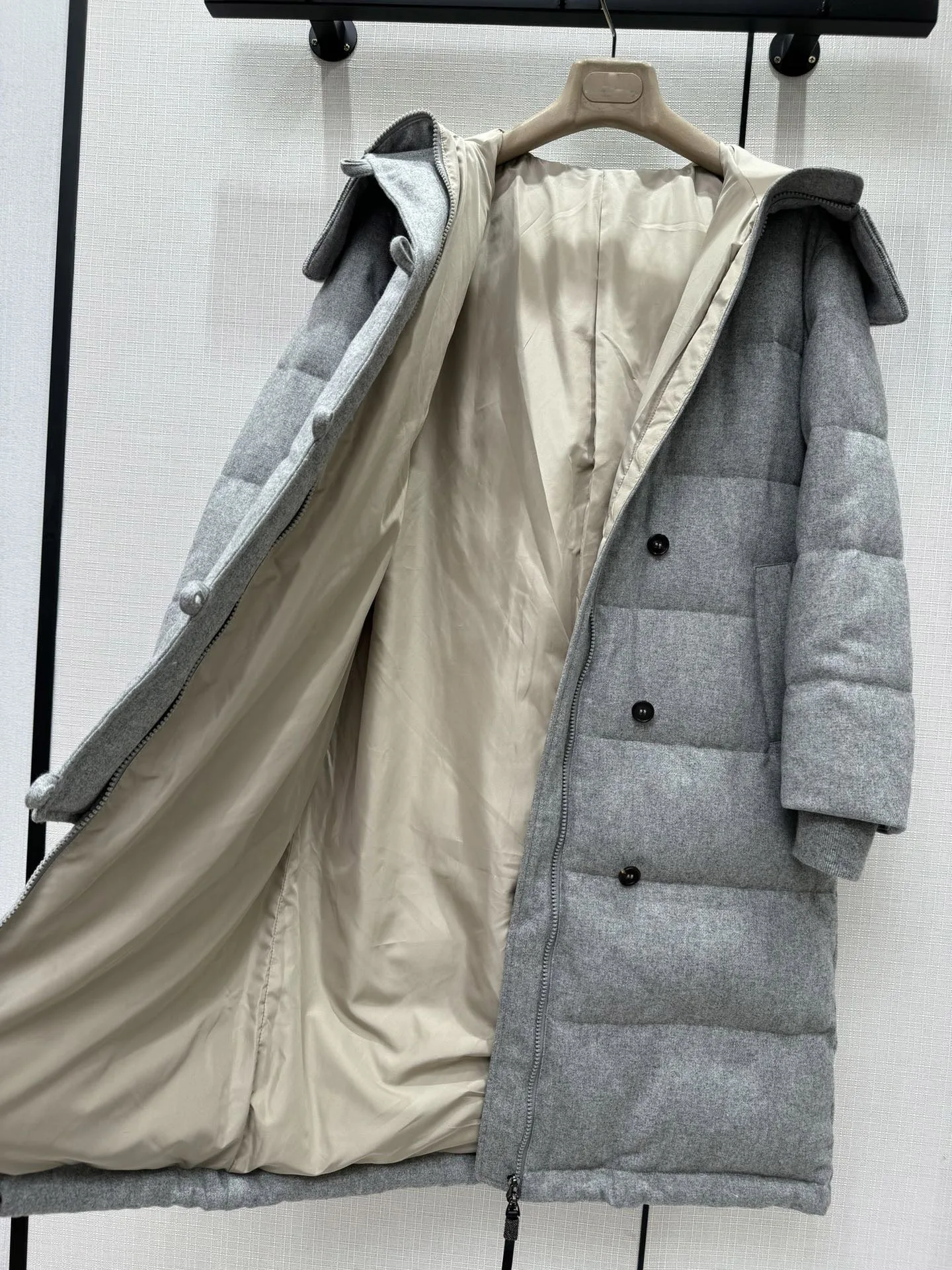 ملابس نسائية موضة 2025 سترة طويلة بسيطة مع ياقة مكدسة وتصميم أزرار خريف وشتاء جديد 1103