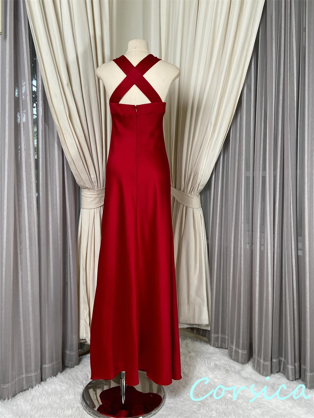 맞춤형 현대 부르고뉴 새틴 이브닝 드레스 클래식 민소매 홈 커밍 드레스 기질 백리스 오픈 백 댄스 파티 드레스