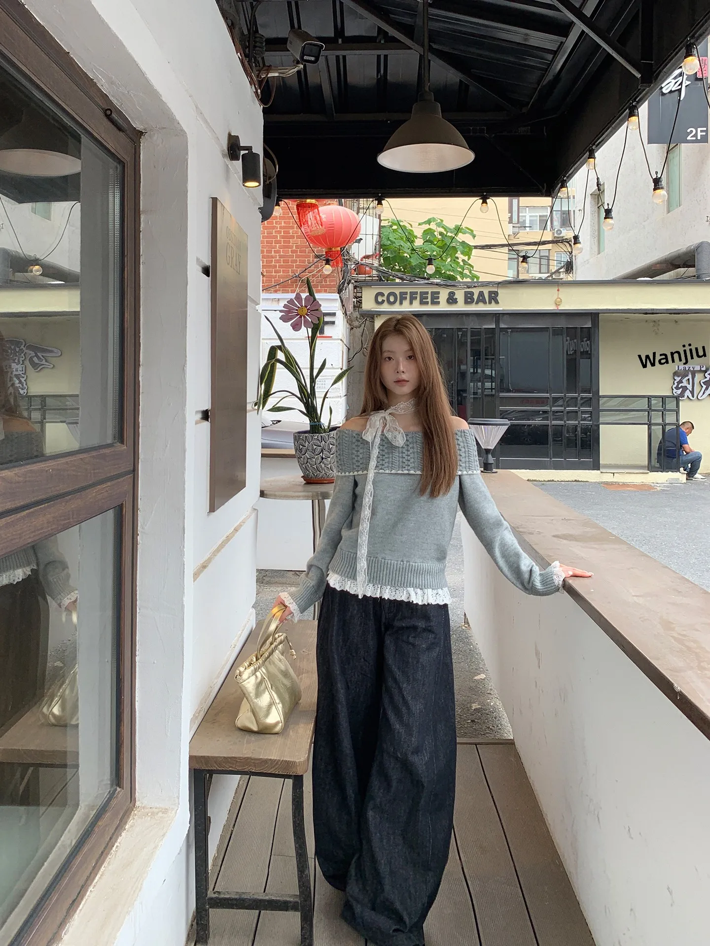 سترة محبوكة رمادية بكتف مكشوف للنساء، تصميم أنيق وفاخر، قميص فضفاض يكشف الكتفين لفصلي الخريف والشتاء #1