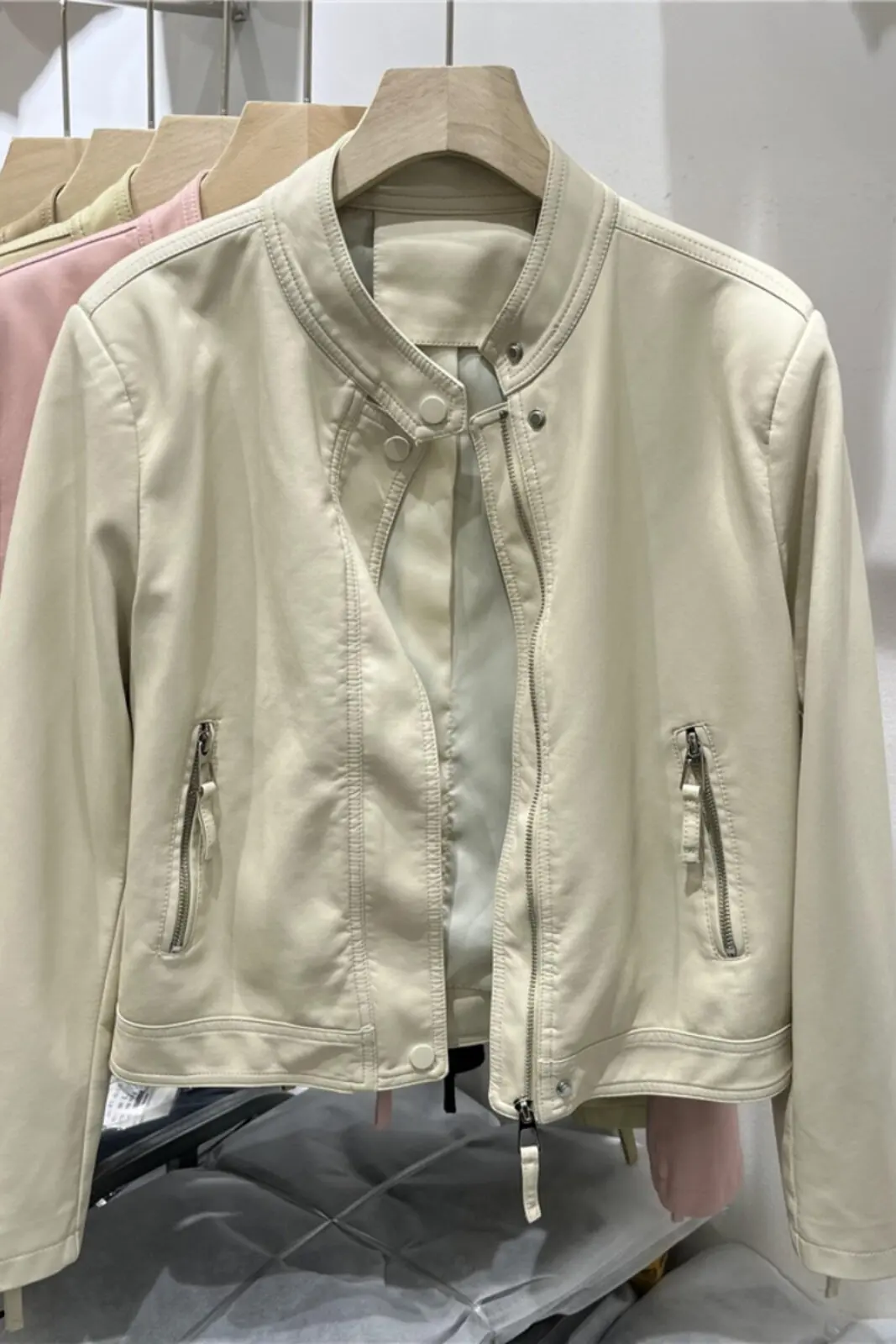 

Новая женская модная универсальная базовая кожаная куртка 2026 года с двойной молнией и воротником-стойкой, облегающая