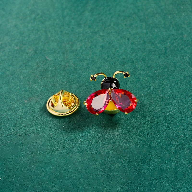 بروش نسائي صغير على شكل نحلة دبابيس معدنية فاخرة للملابس أجنحة حجر الراين الأحمر الوردي دبابيس عصرية صغيرة لطيفة للنساء