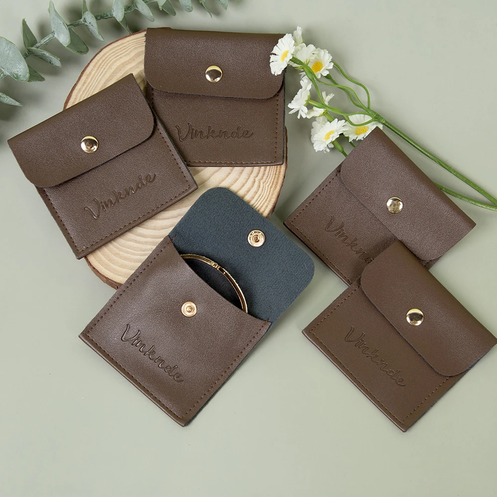 

50 упаковок, новая сумка-органайзер из искусственной кожи 10x10, дорожные серьги, кольца, упаковка, сумки-органайзеры, кожаные сумки для хранения ювелирных изделий на пуговицах, индивидуальный логотип