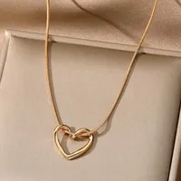 New Simple Hollow Love Heart Pendant Necklace for Women Fashion Creative Geometric Clavicle Chain Necklaces Party Jewelry Gift