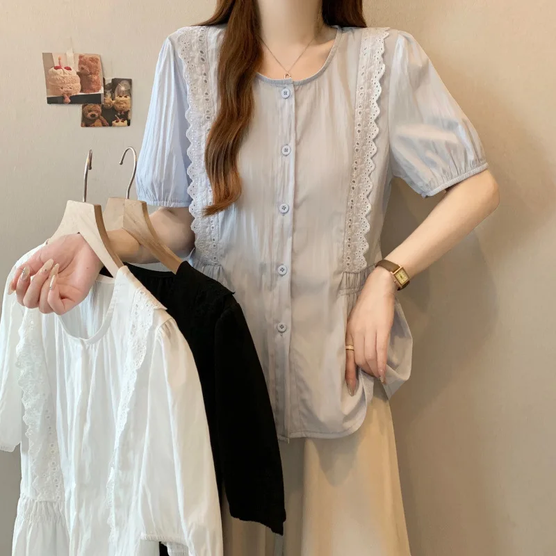 Chemisier flatteur grande taille avec bordure en dentelle et cravate à la taille, haut d'été à manches courtes