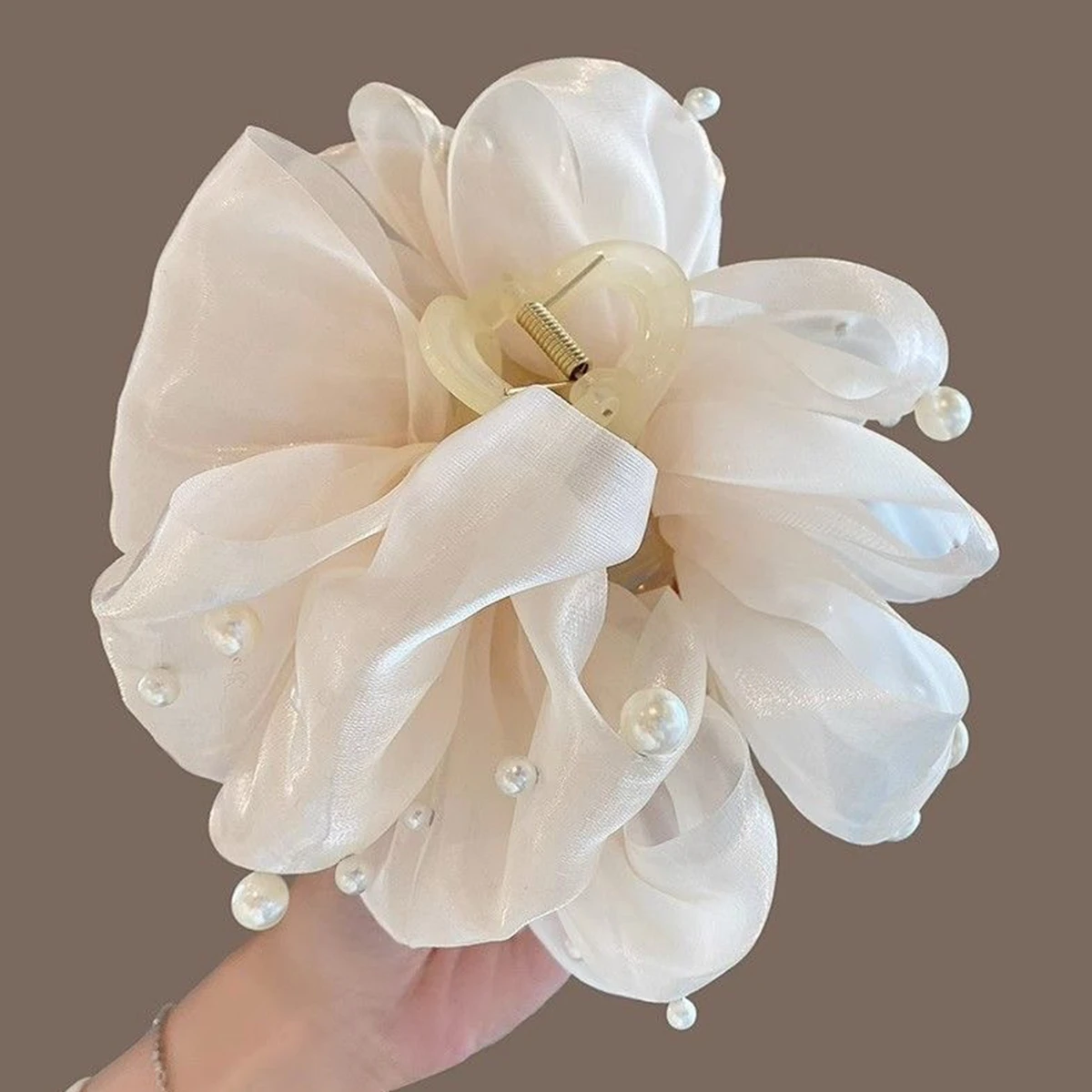 Elegante Schwarze Satin- & Perlen-Haarspange, Große Blumen-Haarklammer, Langlebiges Haaraccessoire für Frauen, Ideal für Braut, Party & Alltag – Detail 5