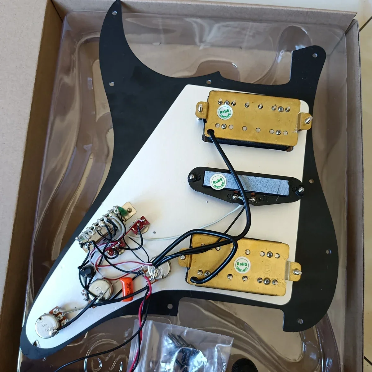 Klasyczne przetworniki gitarowe HSH Prewired HSH Pickguard Coil Split Black Akcesoria gitarowe do gitary ST