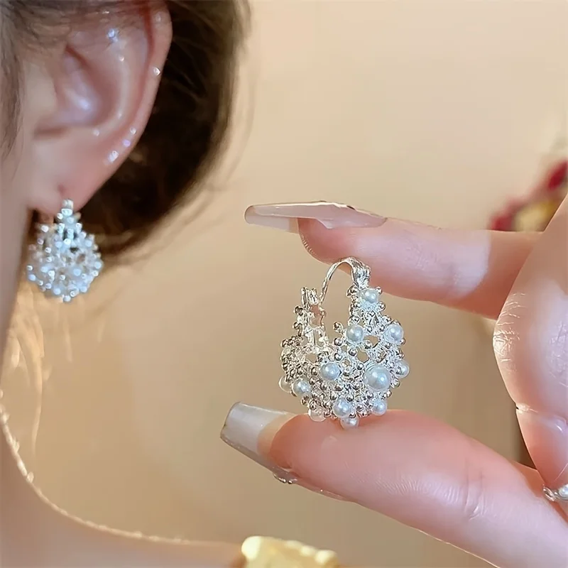 

Пара элегантных роскошных сережек с имитацией жемчуга и ажурными цветочными элементами для женщин, подходят для свадеб, вечеринок, повседневных выходов и отпуска.