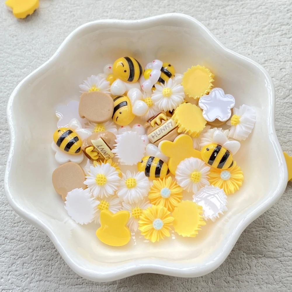 50 Stück niedliche Mini-Cartoon-Bienen aus Kunstharz, kleine Blumen, Chrysanthemen, Kunstnägel mit flacher Rückseite, DIY-Scrapbook-Dekoration, Schmuck, Bastelarbeiten – Detail 4