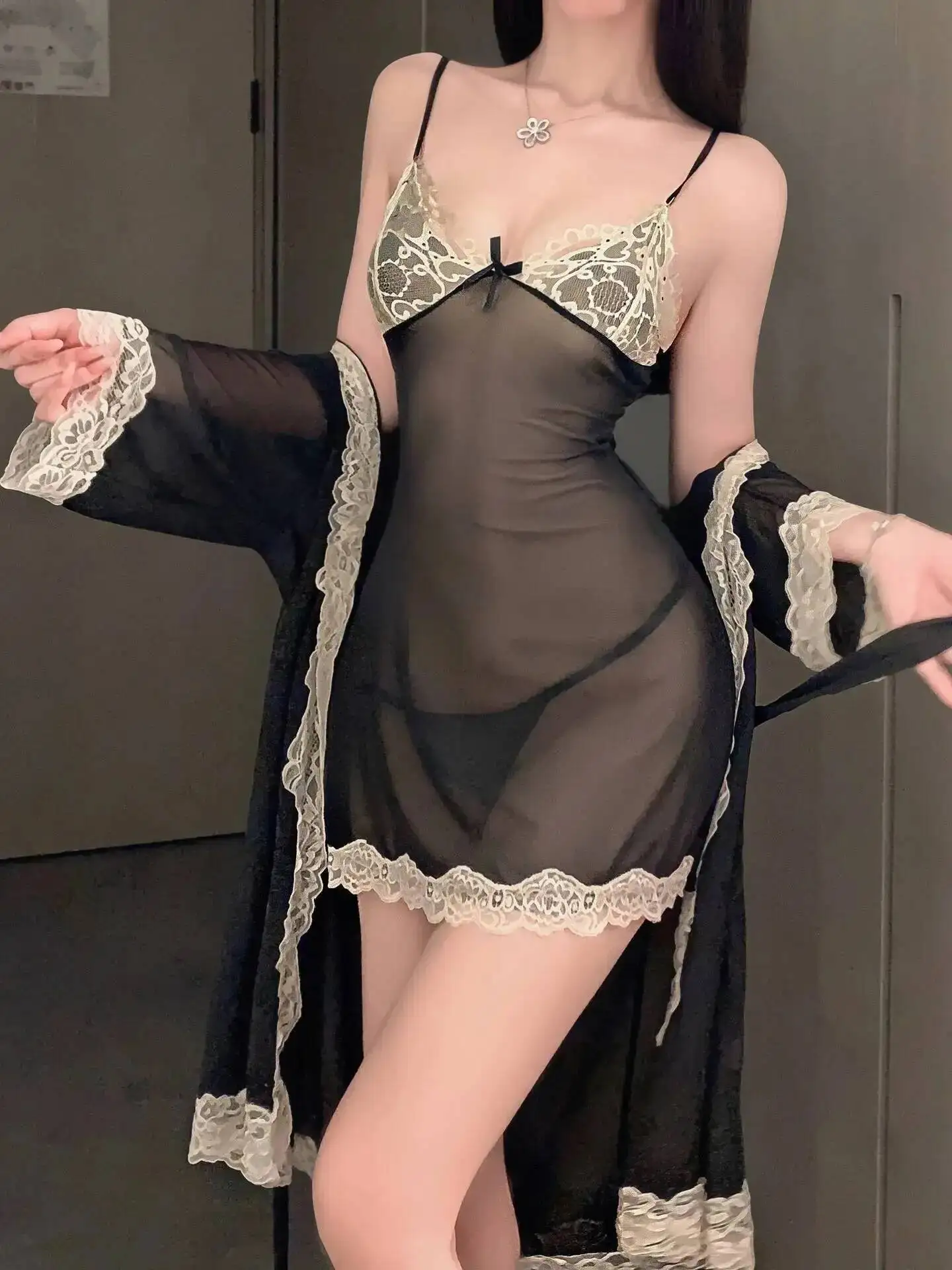 Abito sexy 2025 Nuovo pizzo nero Maglia Bowknot Abito Backless Profondo scollo a V senza maniche Estate Puro desiderio Abito trasparente di fascia alta Casual KU4J