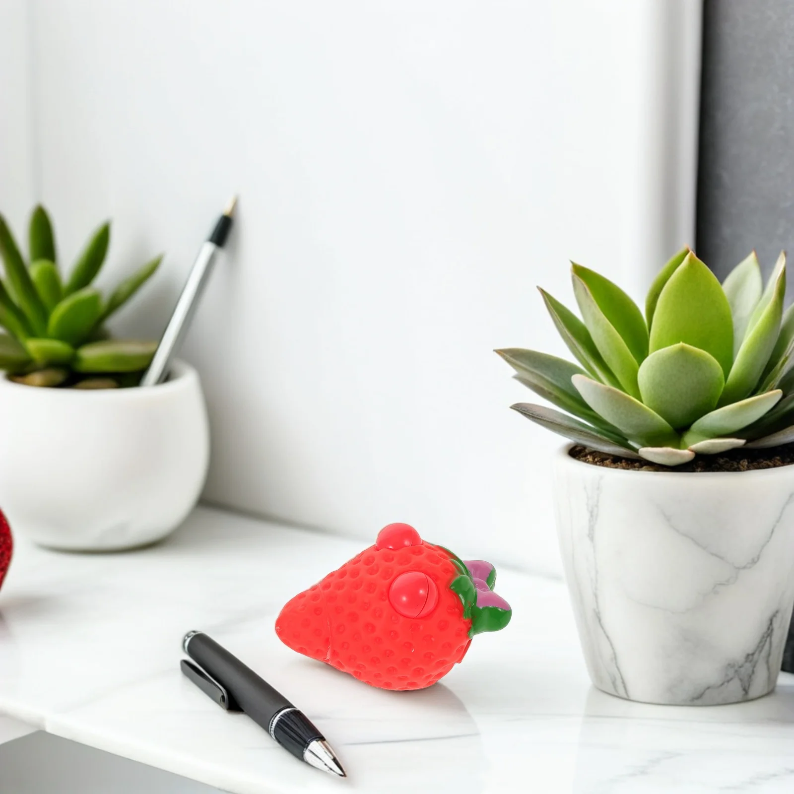4 pezzi adorabili a forma di fragola spremere antistress ufficio decorazione della casa giocattoli di fragole compatti leggeri e portatili