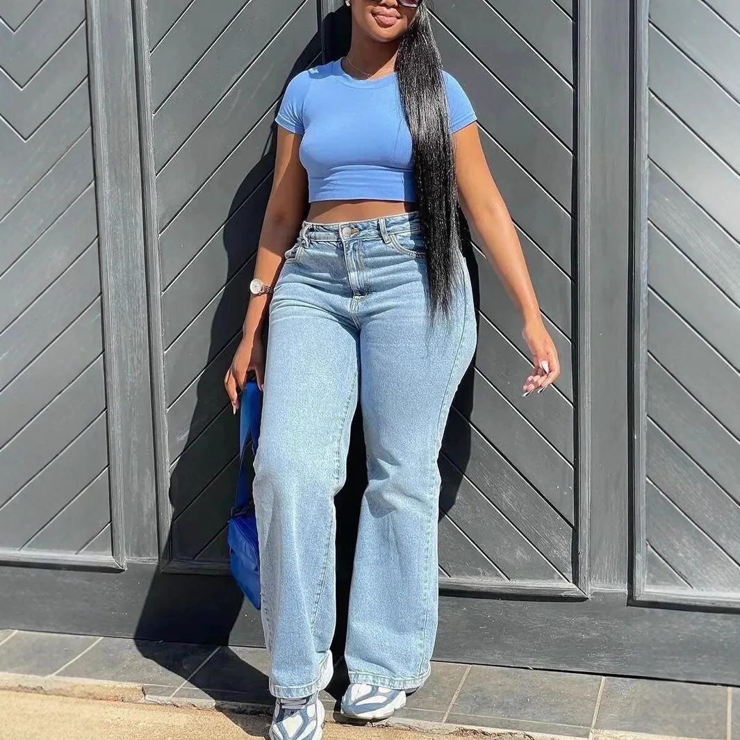 アメリカンスタイルのプラスサイズジーンズ、ライトブルーのストレッチ素材のシンプルなハイウエストのゆったりとしたワイドレッグパンツ（女性用）。