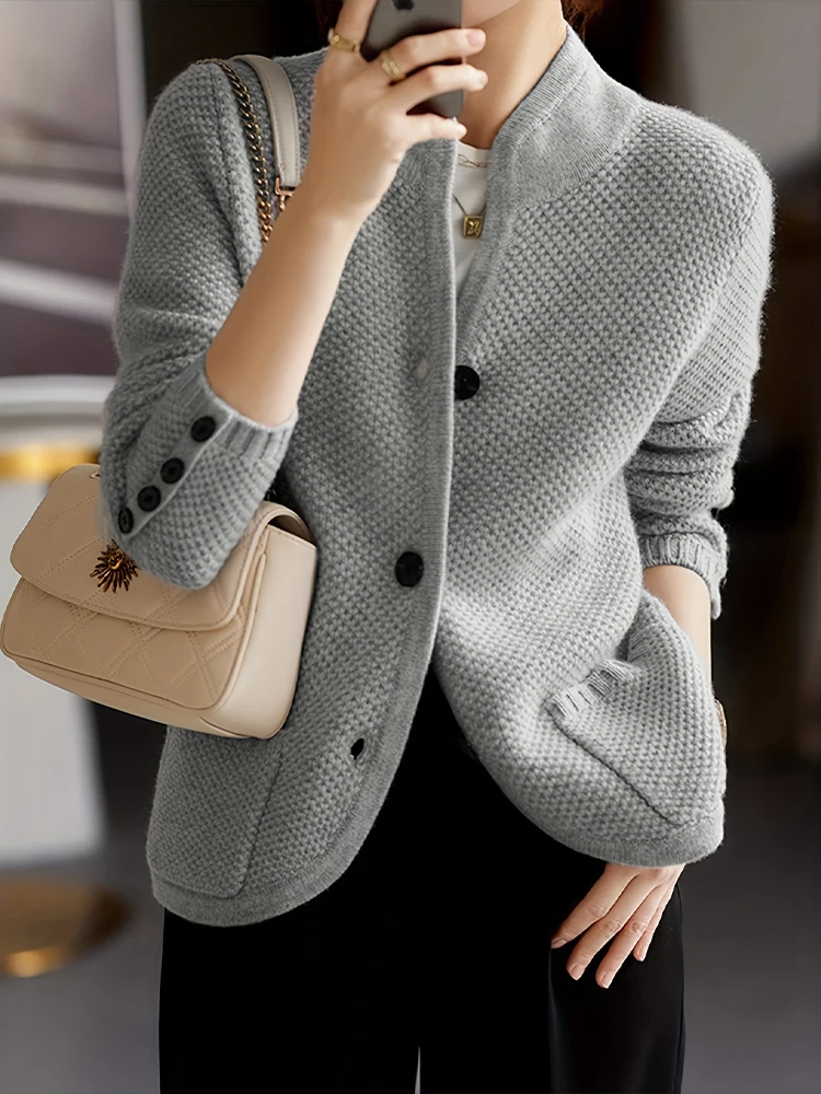 

Новый офисный кардиган, вязаный свитер с длинными рукавами, свободный свитер с карманом на пуговицах и воротником-стойкой, верхнее пальто, осенне-зимняя теплая женская одежда