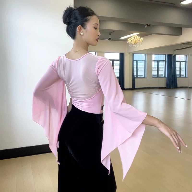 ملابس علوية لقاعة الرقص الوردية لعام 2025 للسيدات بأكمام عائمة ملابس رقص لاتينية للبالغين ملابس ممارسة الرقص الفالس DNV25244