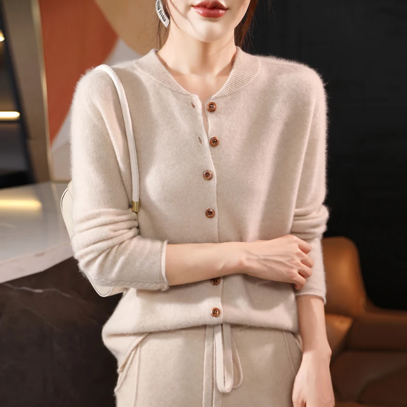 New 100% merino wool women\'s V-neck stand-up pullovers in autumn and winter are fashionable and warm knit cardigan tops.