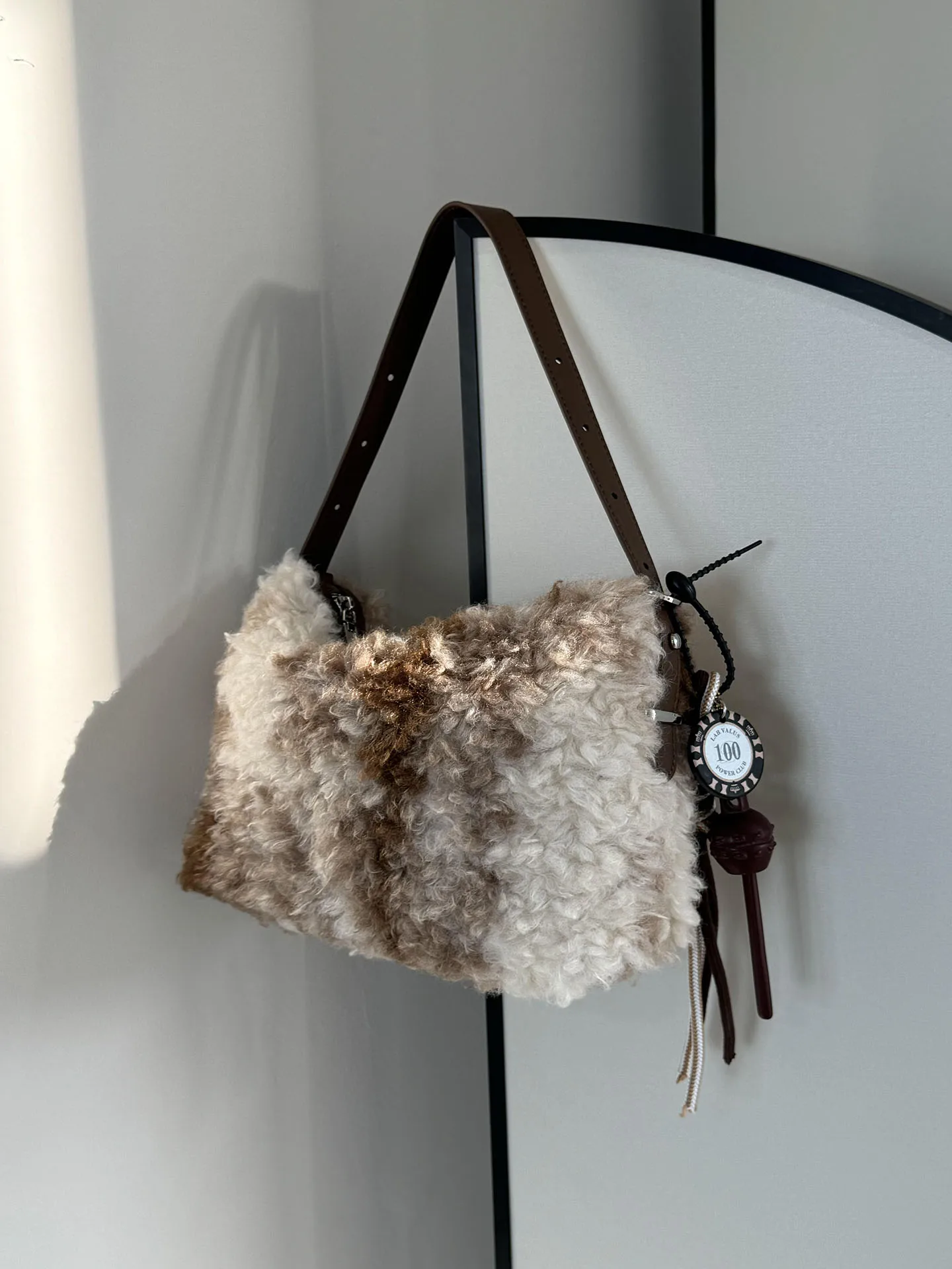 

Сумка-кроссбоди из овечьей шерсти для женщин, новая модель 2025 года, повседневная, простая, с текстурой вельвета, цветной дизайн