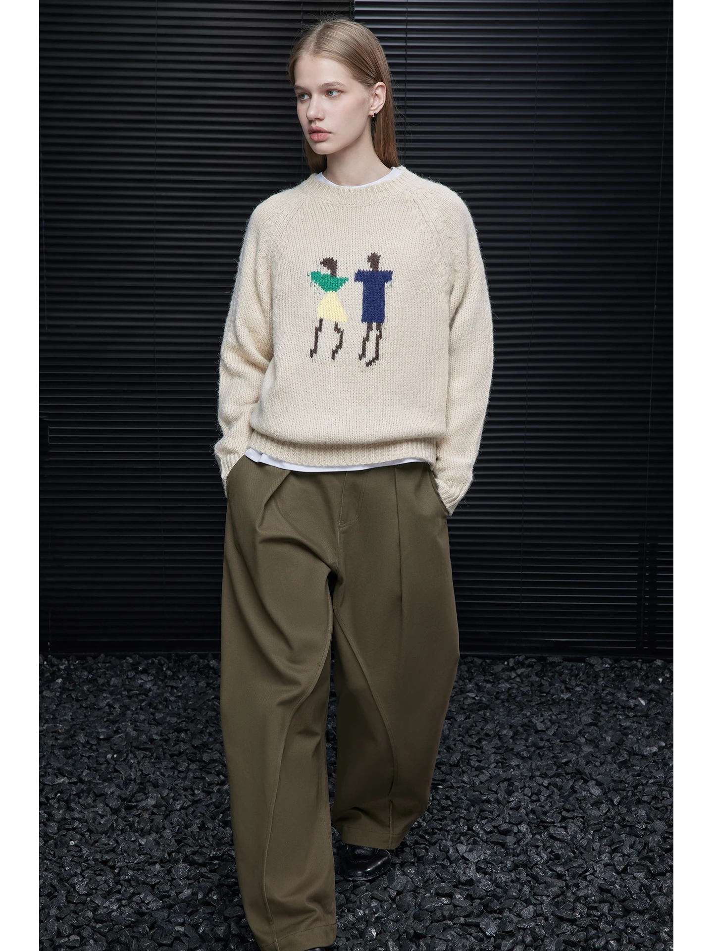 

Женский свободный вязаный свитер: зимняя модная уличная одежда с цветочным узором, повседневная верхняя одежда, комфортная и элегантная.