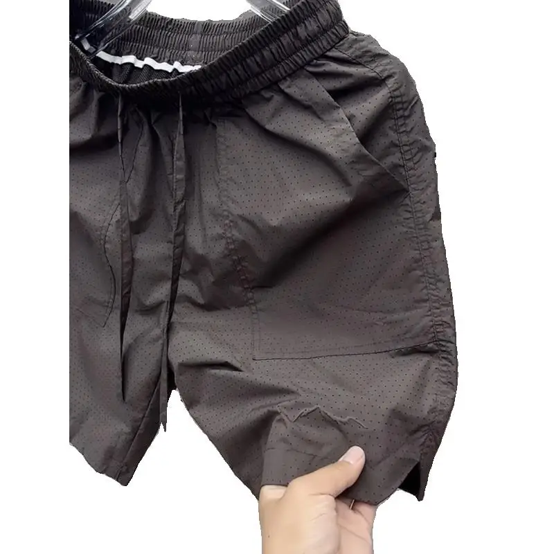 شورت رياضي رجالي صيفي 2025 بأربعة أرباع الطول، شورت شبكي مسامي بخصر مطاطي، بنطلون شاطئ كاجوال رفيع بقصة مستقيمة