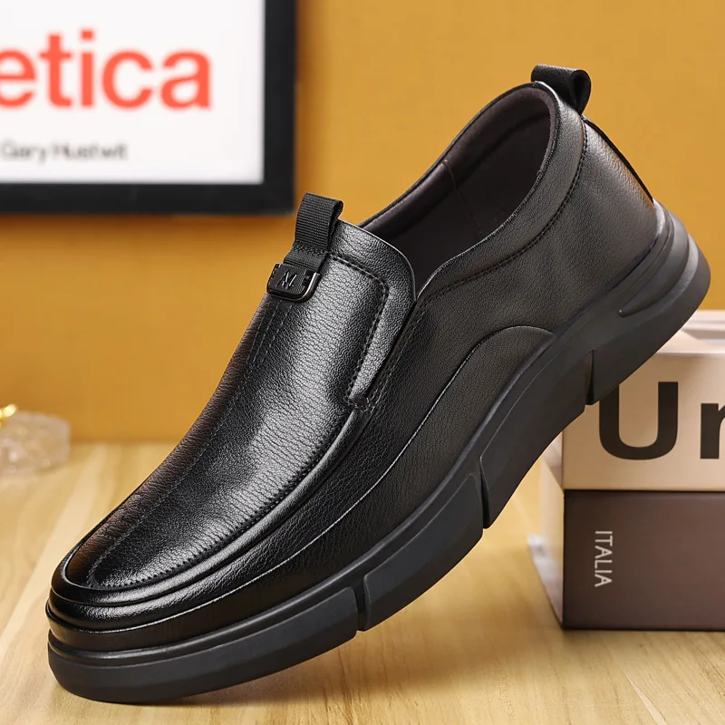 Sapato de couro casual de slip-on estilo britânico masculino, mocassins preguiçosos na moda, novo, quatro estações, outono, tamanho 38-44, 2024