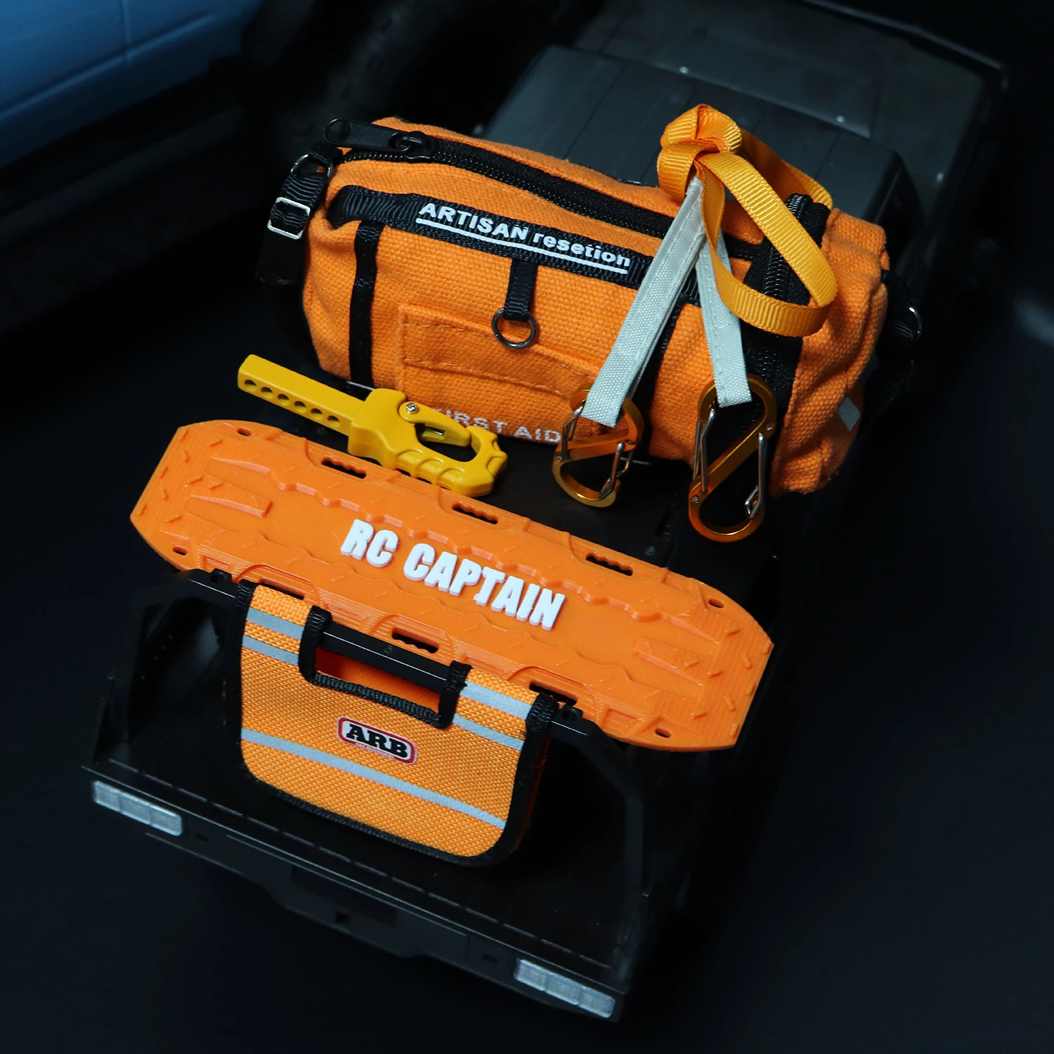 จําลองกระเป๋าเดินทางกระเป๋ากู้ภัย First Aid Kit ตกแต่งสําหรับ 1/10 RC Crawler รถ TRX4 Defender SCX10 RC4WD YIKONG