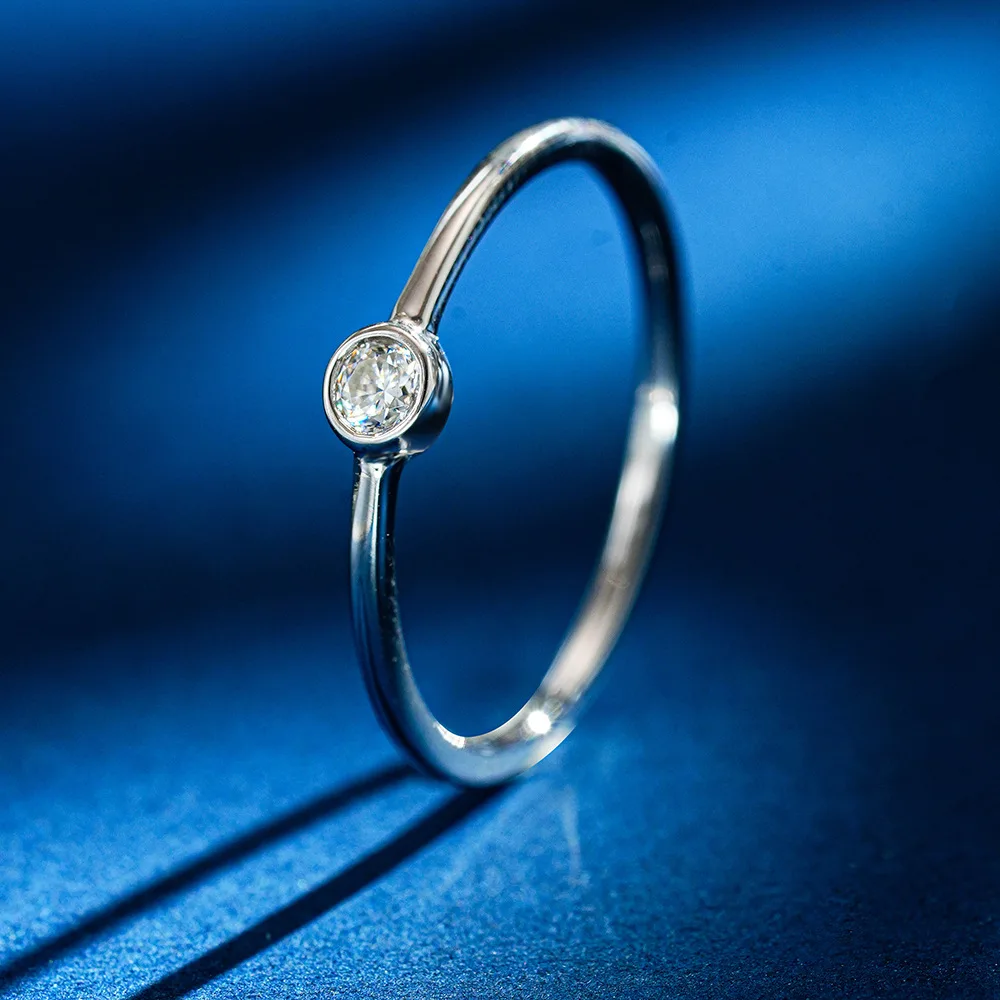 خاتم سوليتير من الفضة الإسترليني S925 للنساء مع 0.1 قيراط مويسانيتي نحيف عيار 18 قيراط مطلي بالذهب الأبيض إكسسوار مجوهرات