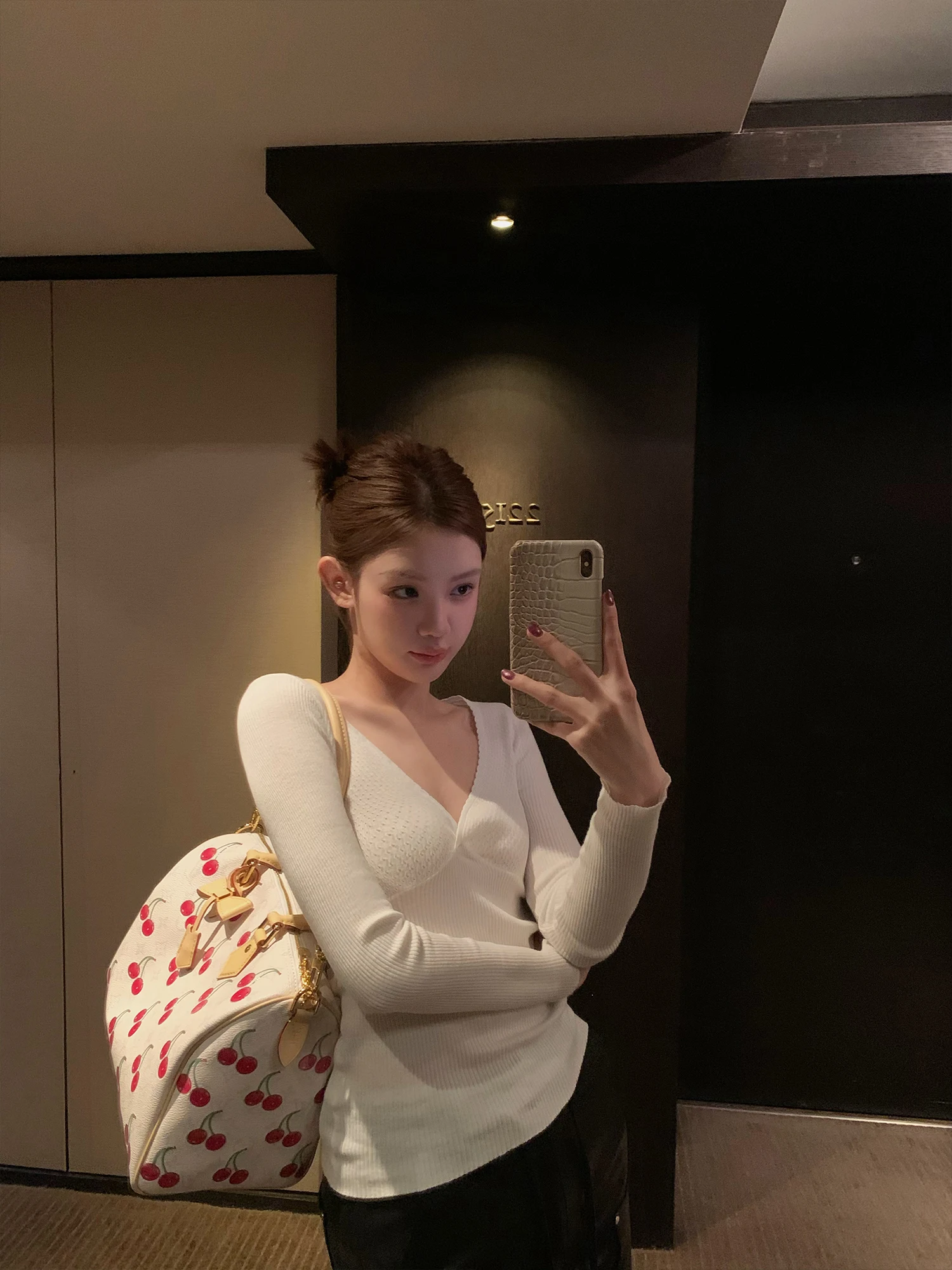 

Zhaochencen Women's Long Sve Knitted V-Ne Hollow out Splicing Slim Fit Base irt Autumn Winter Inner Wear Pure Desire