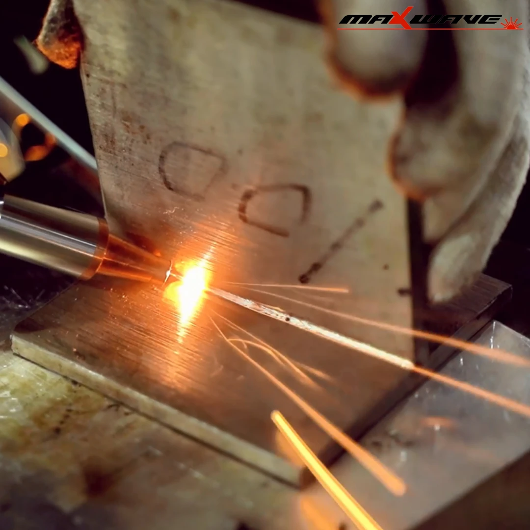 

Ручной волоконный лазерный сварочный аппарат 1500 Вт/2000 Вт 4в1 Лазерный очиститель ржавчины Резка металла Удаление ржавчины