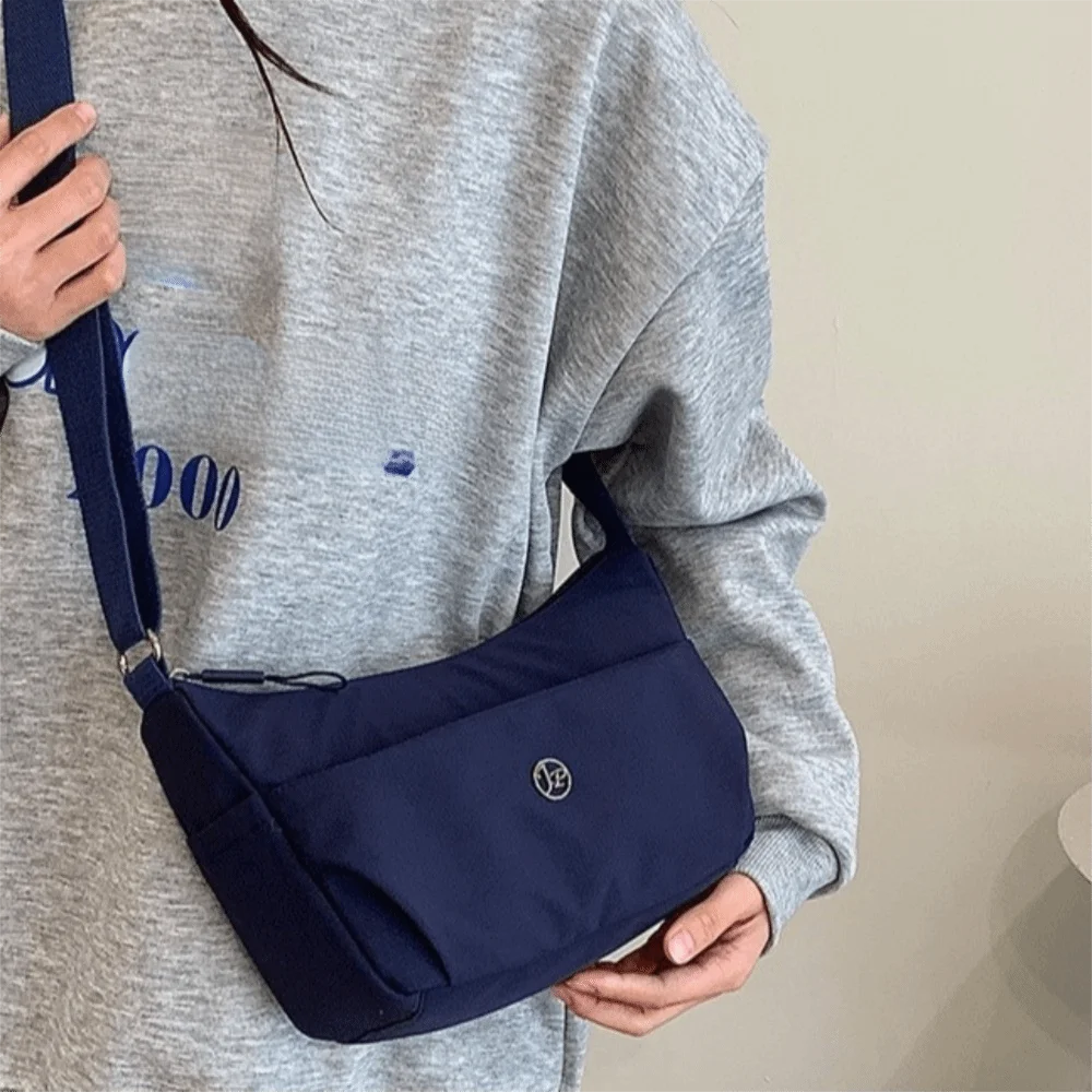 حقيبة كتف نسائية عصرية ذات سعة كبيرة بلون سادة حقيبة كروس من النايلون متعددة الاستخدامات للاستخدام في الهواء الطلق
