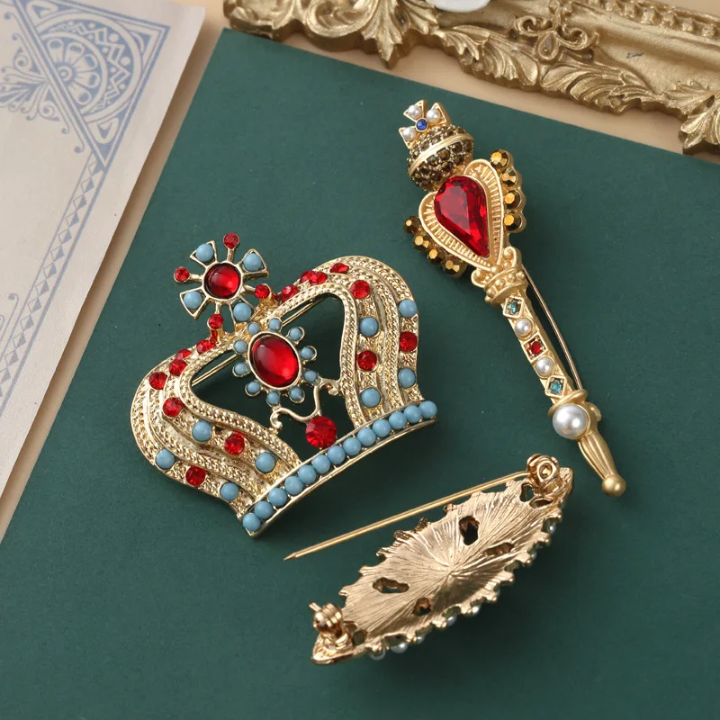 Fashion Women Pearl Crystal Baroque Brooches Cross Crown Vintage Badges Pins Trendy Lady Clothing Coat Banquet Brooch Pin