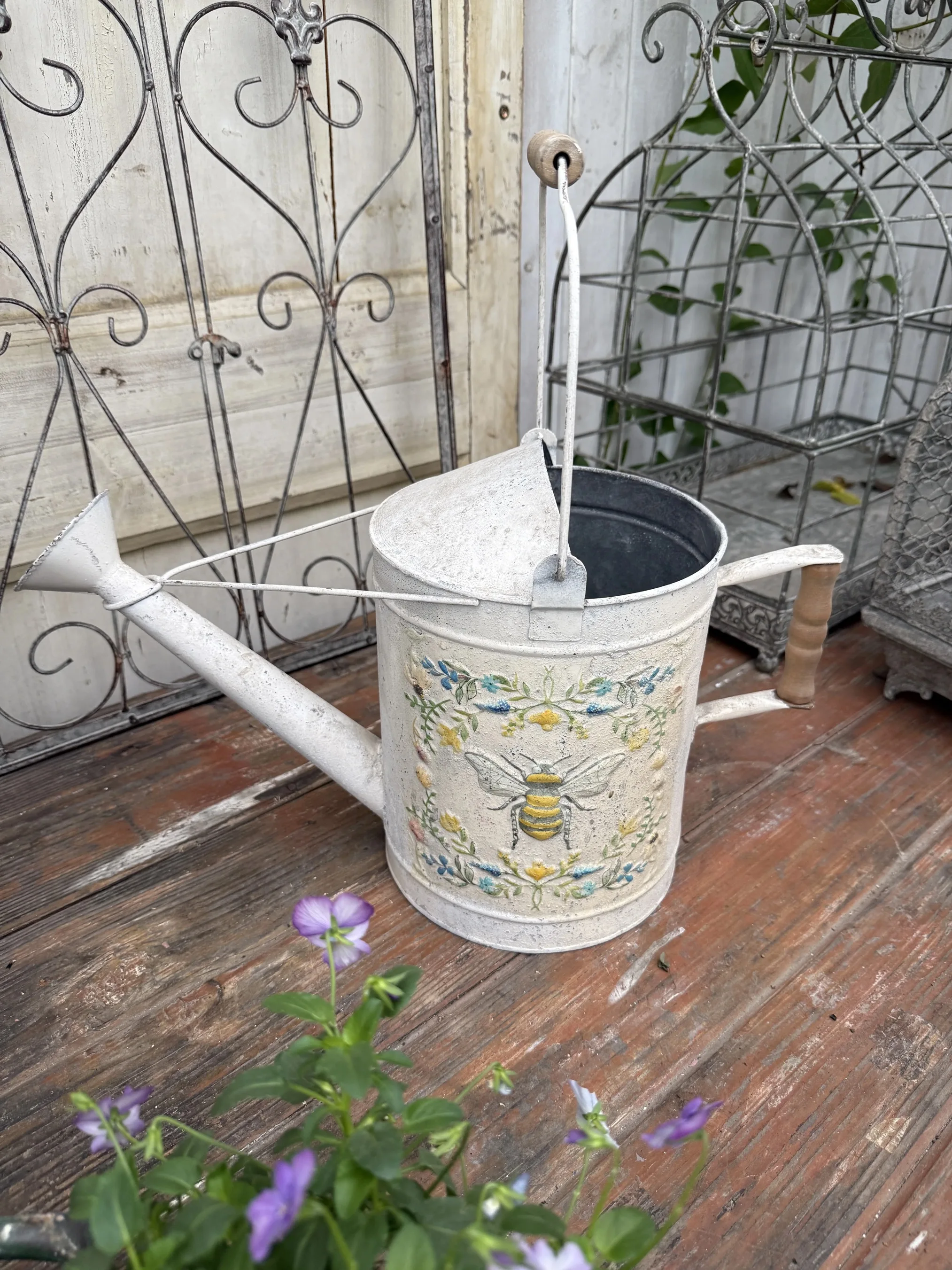 vintage-distressed-metal-watering-can-with-bee-and-floral-design-antique-white-177-x-98-inch