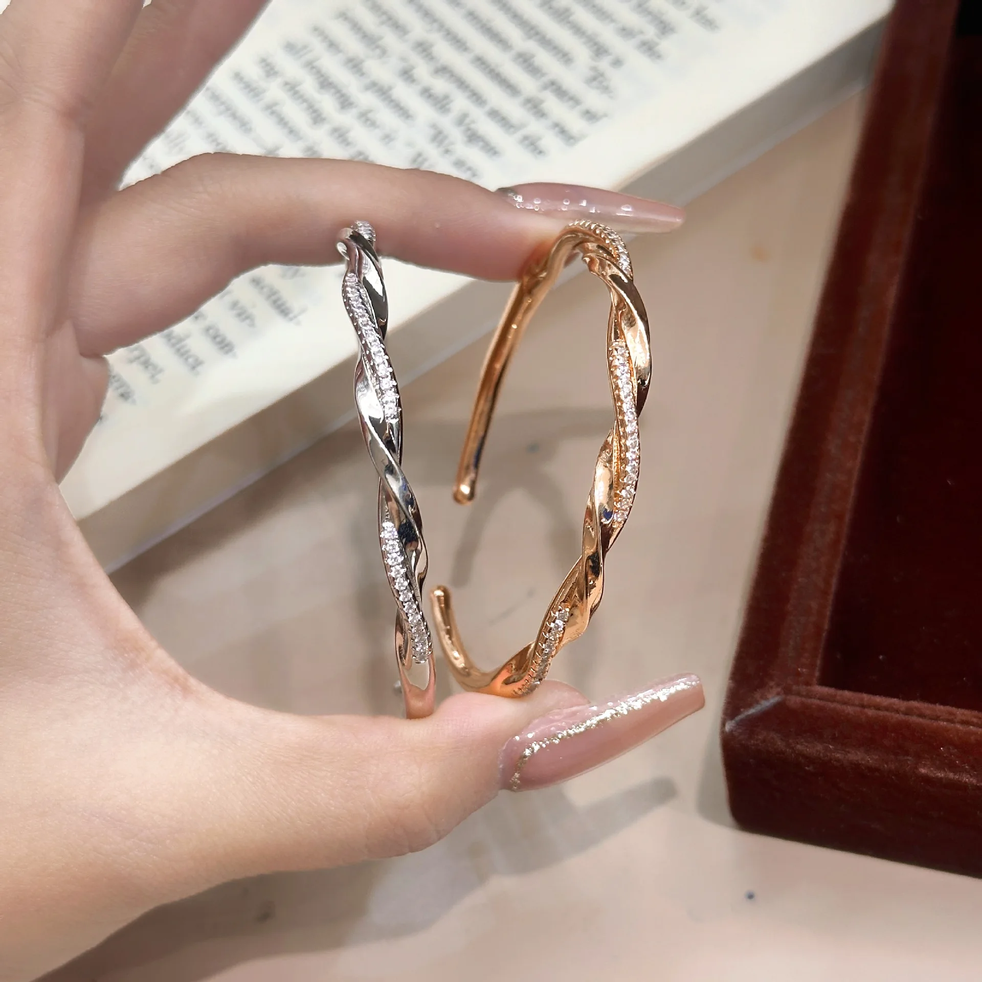 

Minimalist Micro-Inlaid Möbius Bracelet - Women's Exquisite Craft, Fashionable Versatile Luxury Elegant Handpiece