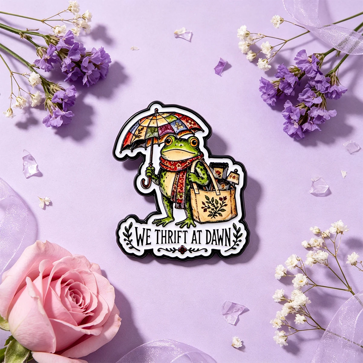 9 Stück niedliche Frosch-Emaille-Anstecknadeln mit Regenschirm, „We Thrift At Dawn“-Zitate, Brosche, Cartoon-Tier-Reversnadel, Rucksack- und Kleidungsdekor, Geschenk – Detail 6