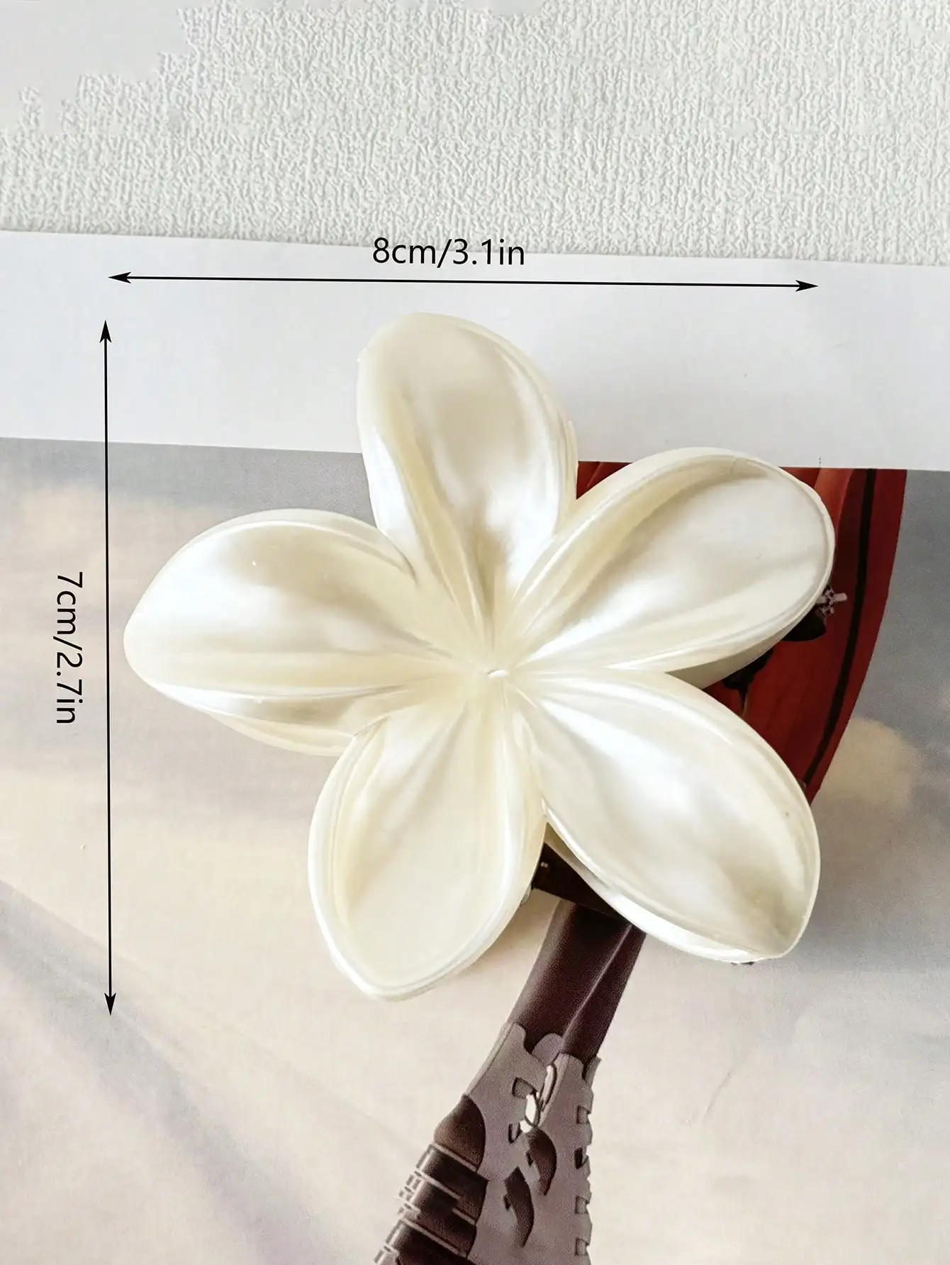 2Pcs white light sensitive flower clip, shark clip at the back of the head, beach vacation style, simple hair accessory image 3