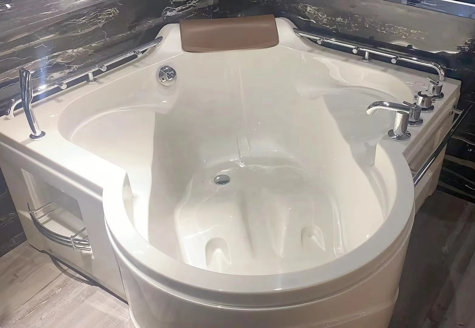 Hot Seller Simple Model Big Round Whirlpool Bathtub Like Swimming Pool With Big Capacity