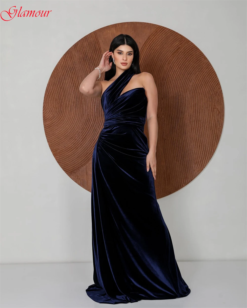 ที่กําหนดเองคลาสสิกกํามะหยี่ชุดราตรีสไตล์โมเดิร์น Halter ชุดเดรสปาร์ตี้ Simple แผงรถไฟโอกาสพิเศษ