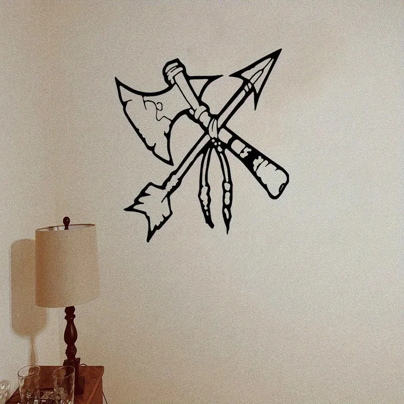 لوحة فنية جدارية قبلية مزورة يدويًا - منحوتة معدنية لفأس المحارب الأمريكي الأصلي والسهم - ديكور جنوب غرب ريفي للمقصورة