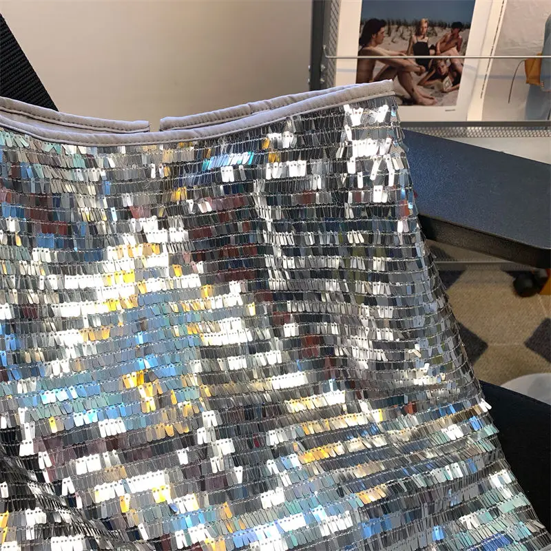 Minissaia evasê de cintura alta com lantejoulas prateadas